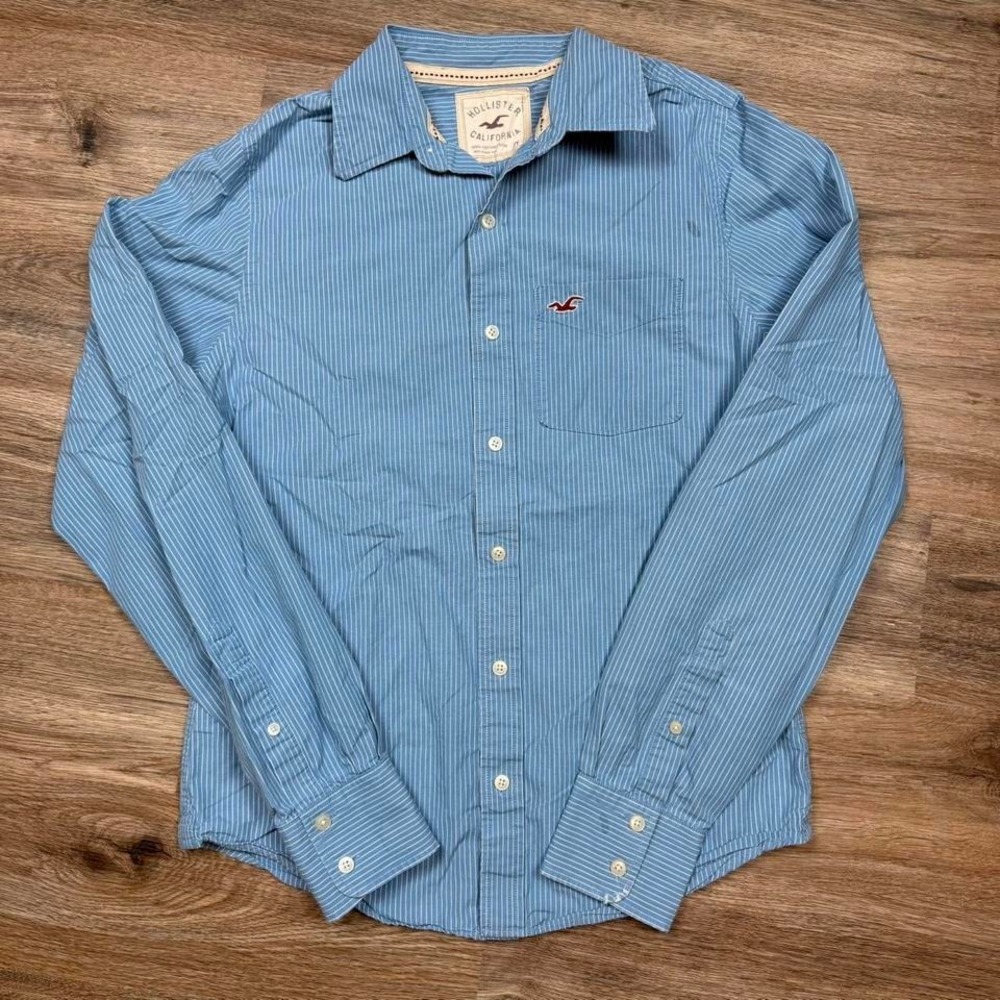 crazy y2k hollister blue and white pinstriped long sleeve button up pocket shirt